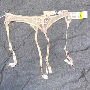 New with tags M/L DKNY garter belt.